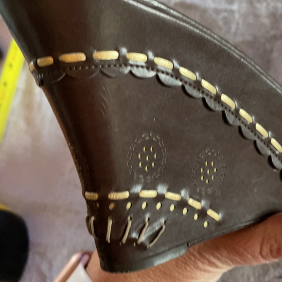 Chocolate brown platform slides with gold accents and laser cutouts - Picture 4 of 5